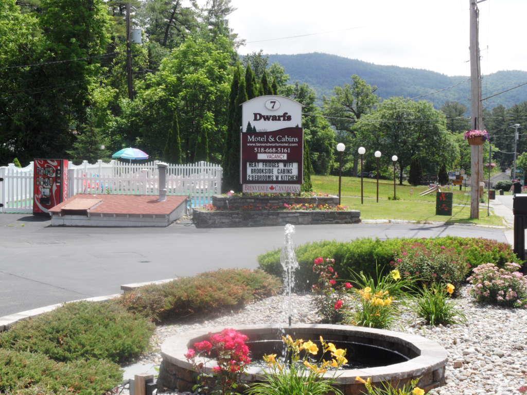 Seven Dwarfs Cabins - White Cabin Lake George Esterno foto